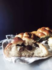 Italian sweet Easter bread recipe: Pan di ramerino with raisins #gourmetproject #breadrecipes #italianrecipe