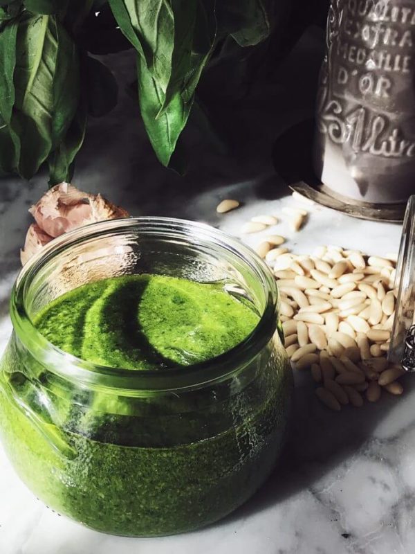 Homemade Italian food gifts: basil pesto