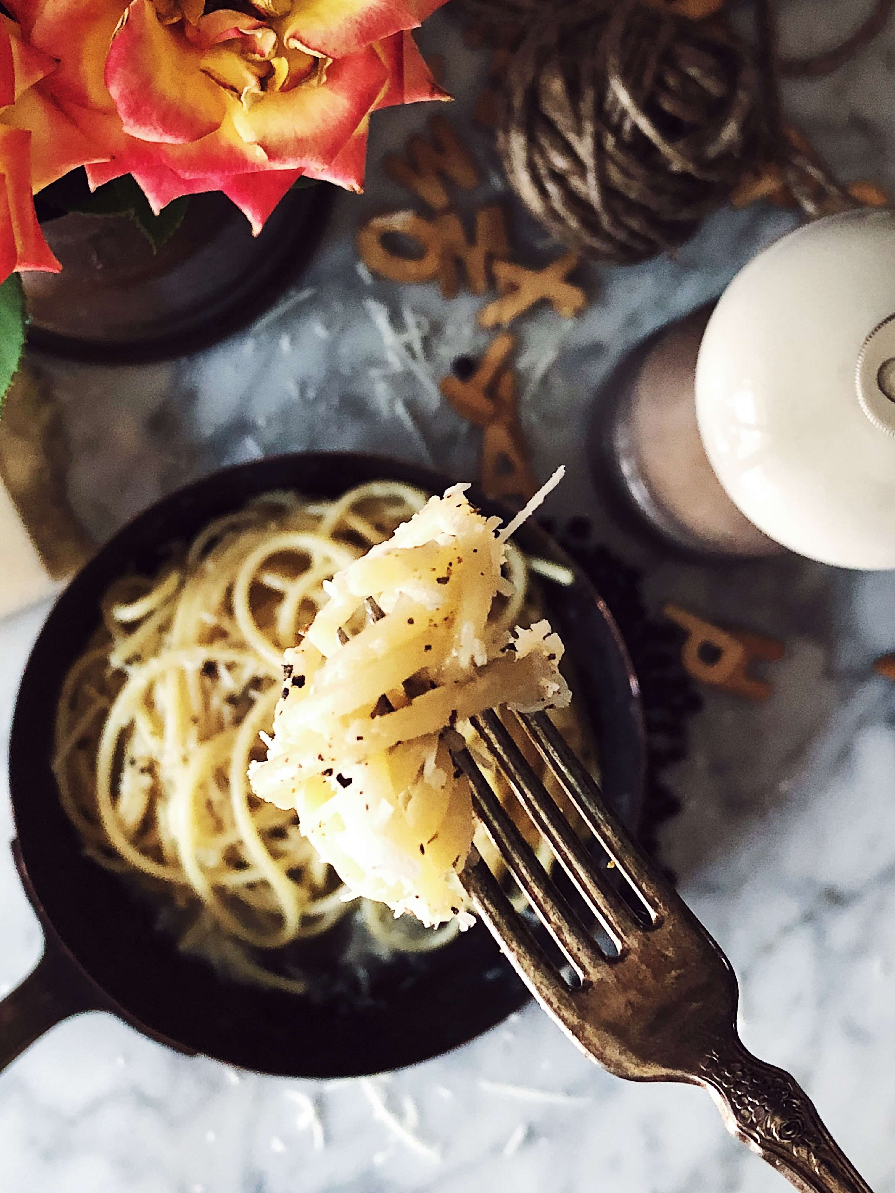 a fork with cacio e pepe pasta