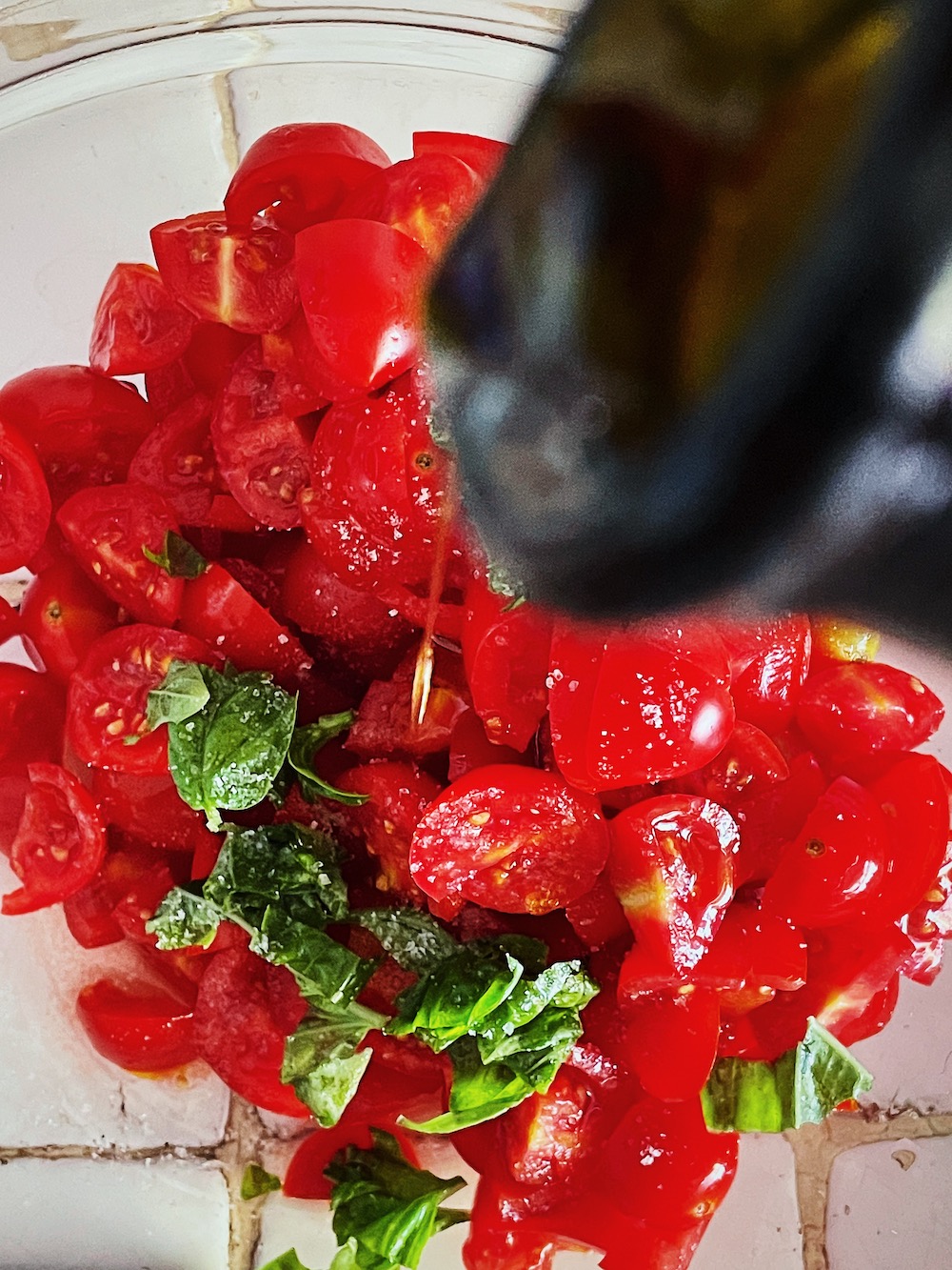 Pasta with fresh cherry tomatoes, garlic, and basil