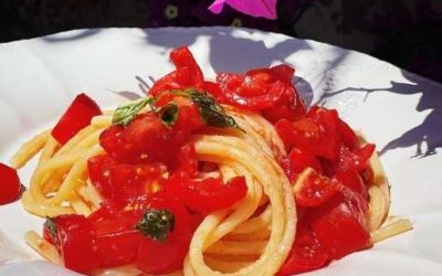 Pasta with fresh cherry tomatoes, garlic, and basil
