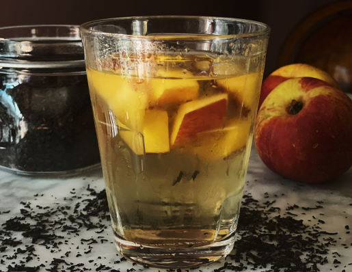 Italian peach iced tea or tè freddo alla pesca