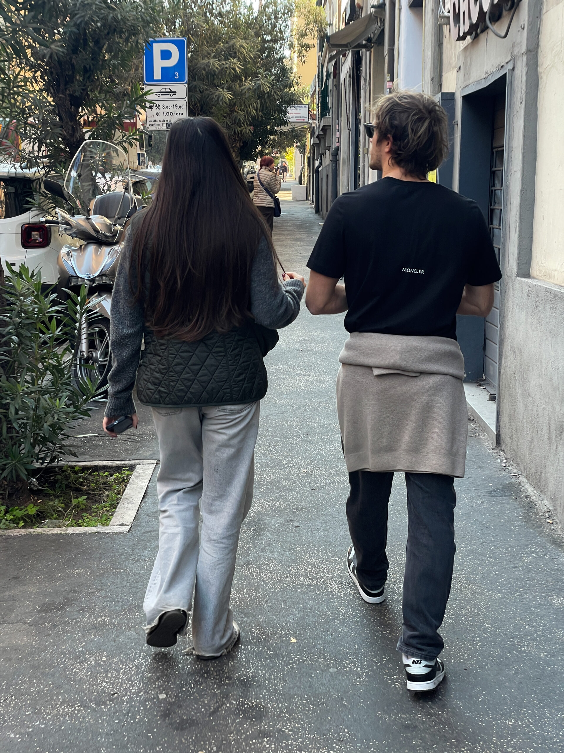 italian_dialects two youngsters walking and talking in Rome