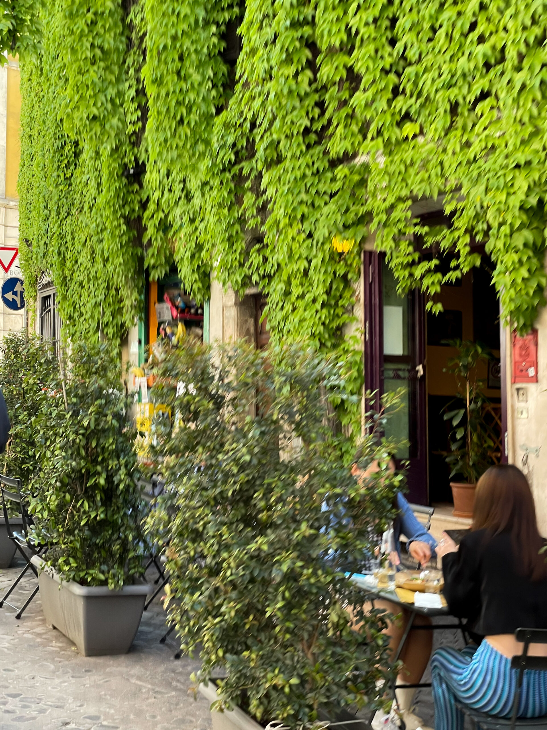 italian_dialects_aperitivo people having an aperitivo outdoors in a Roman neighborhood